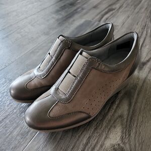 CLARKS Brown Suede Elastic Strap Oxfords Wedge Heel Walking Shoes Sneakers Sz 7